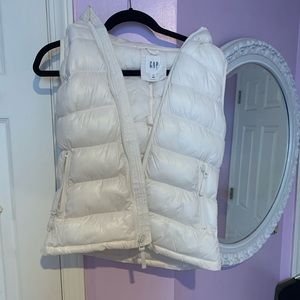 Worn once Gap white puffer vest- XS